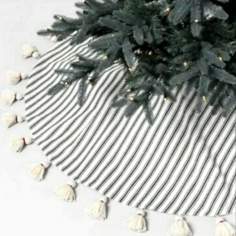 H&H Striped Christmas Tree Skirt ๐ - Picture 1 of 10